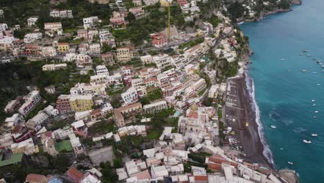 Ciudad-De-Playa-Italiana-De-Positano,-Costa-De-Amalfi-Durante-El-Verano,-Antena