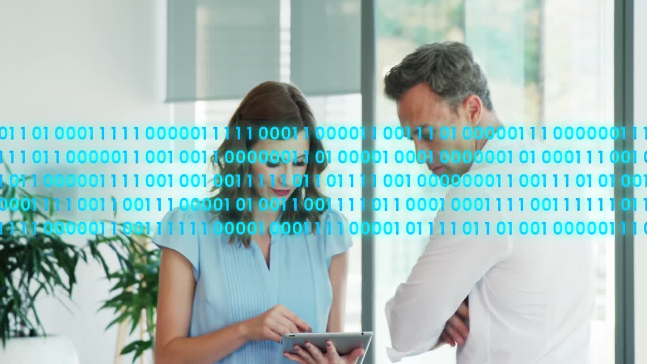 animación de códigos binarios sobre compañeros de trabajo caucásicos discutiendo informes en tableta digital