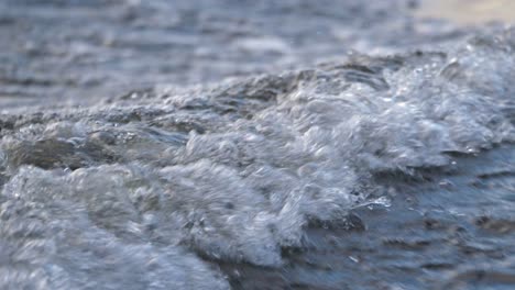 Nahaufnahme-Einer-Welle,-Die-Von-Einem-Kleinen-Boot-In-4k-Erzeugt-Wird