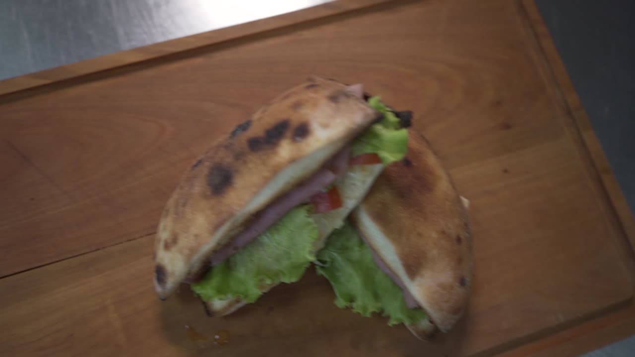 dos sándwiches en una tabla de madera