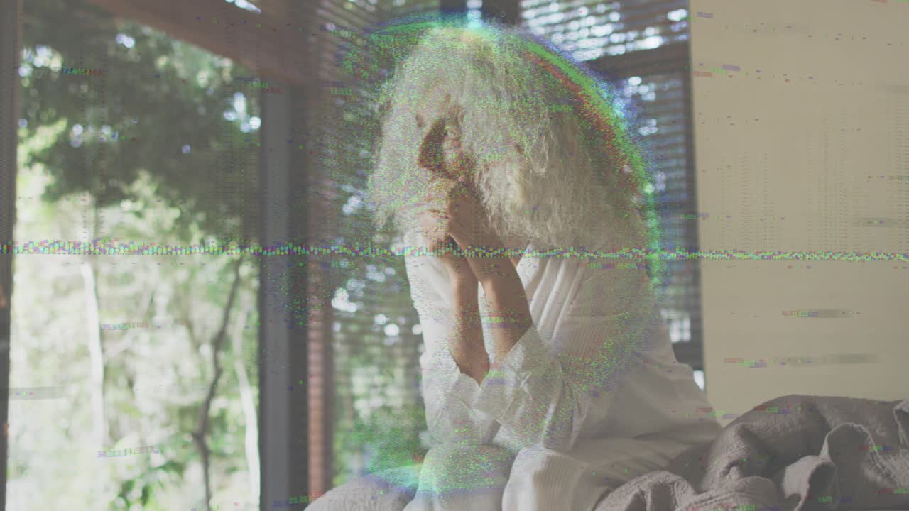 블라인드 사이로 새벽 햇살이 쏟아지는 가운데, 웰빙을 추구하는 여성이 침대에 기대어 나무를 바라보며 명상하고 있어요.