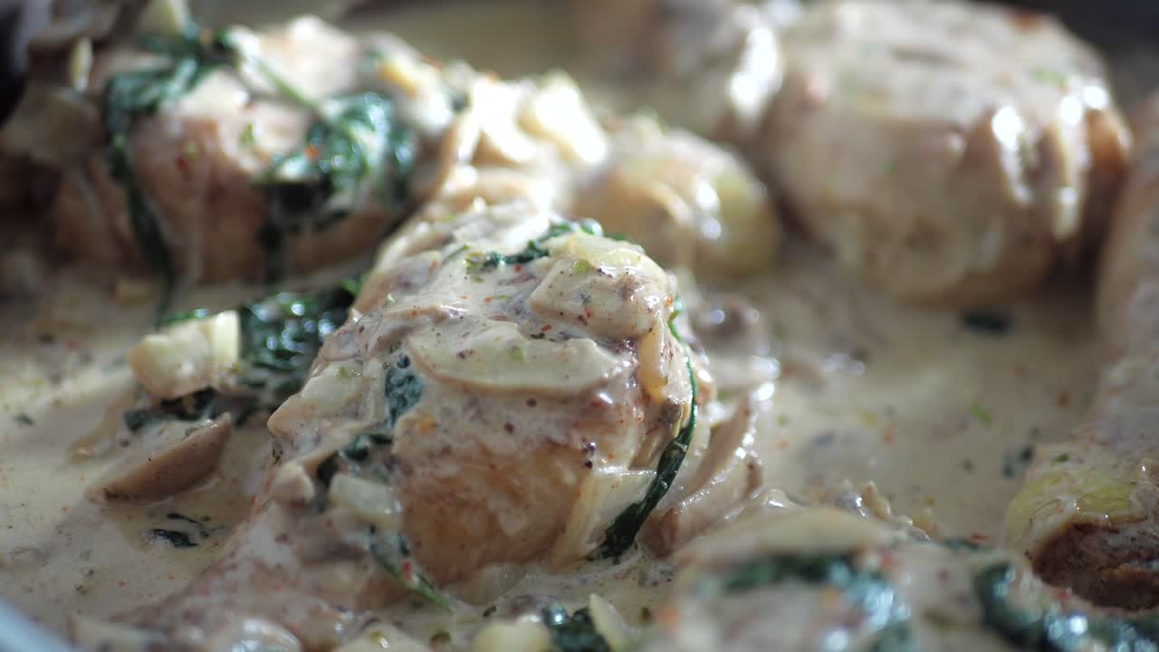 크림 치킨과 버섯 소스