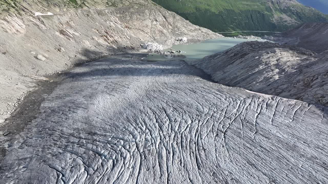 스위스 우리 칸톤에 있는 푸르카파스 근처의 로네 빙하를 드론으로 찍은 사진.