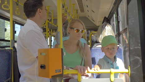 Pasajeros-De-Autobús-En-Un-Día-Soleado