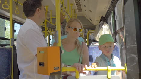 pasajeros de autobús en un día soleado