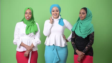 tres jóvenes mujeres musulmanas africanas juntas contra la llave de croma con fondo verde