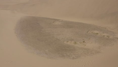 Drohnenaufnahme-Von-Dünen-In-Einer-Wüste-Mit-Windigem-Sand