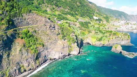 Miradouro-Véu-Da-Noiva-offering-views-of-the-madeira-island-and-coastline-of-the-ocean