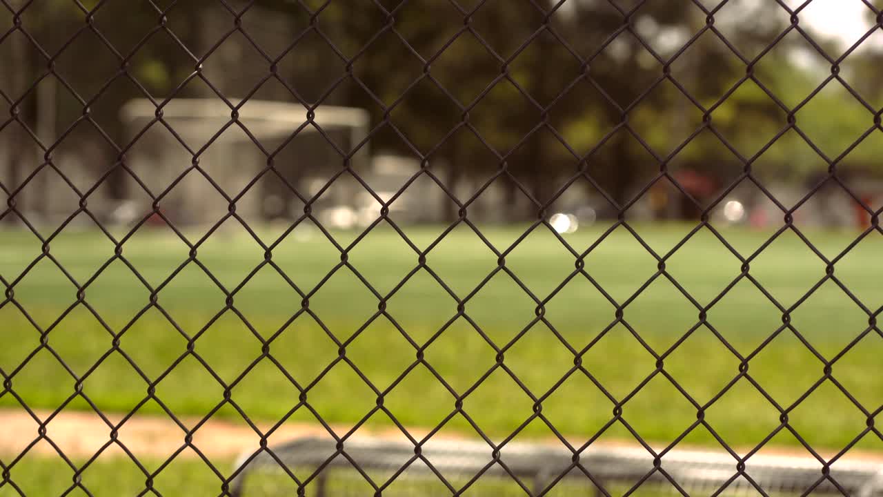 Rete davanti al campo da calcio.