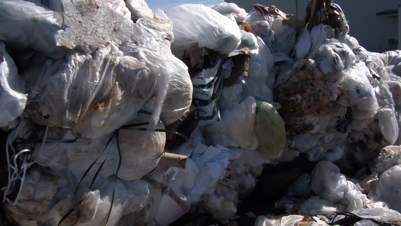 높은 쓰레기 더미의 샷