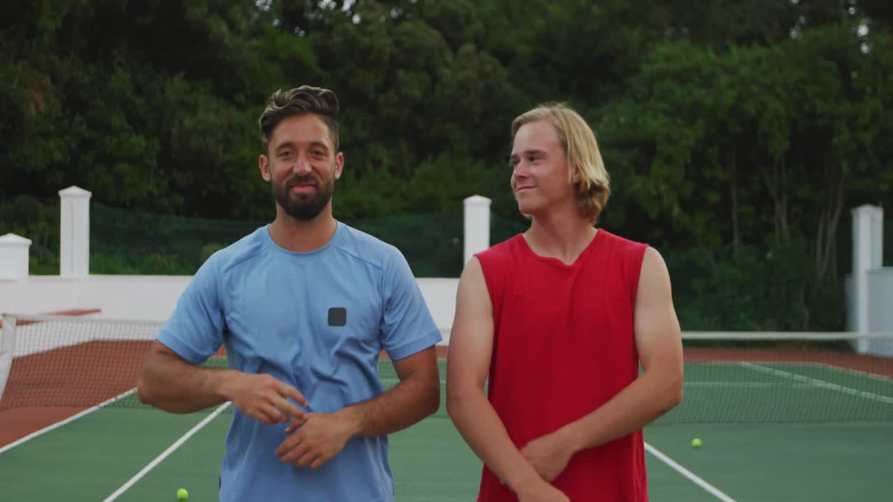 jugadores de tenis sonriendo