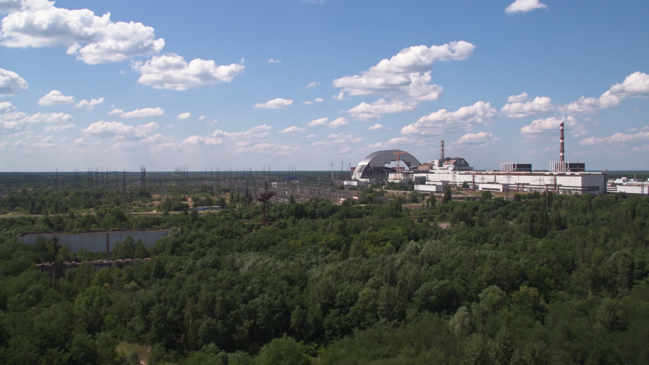 Czarnobylska Elektrownia Jądrowa. Miejsce największej katastrofy nuklearnej w historii na Ukrainie. Szeroki kadr