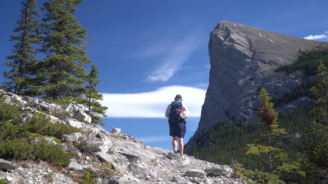 caminante solitario con mochila en la ruta de senderismo, montañas rocosas canadienses