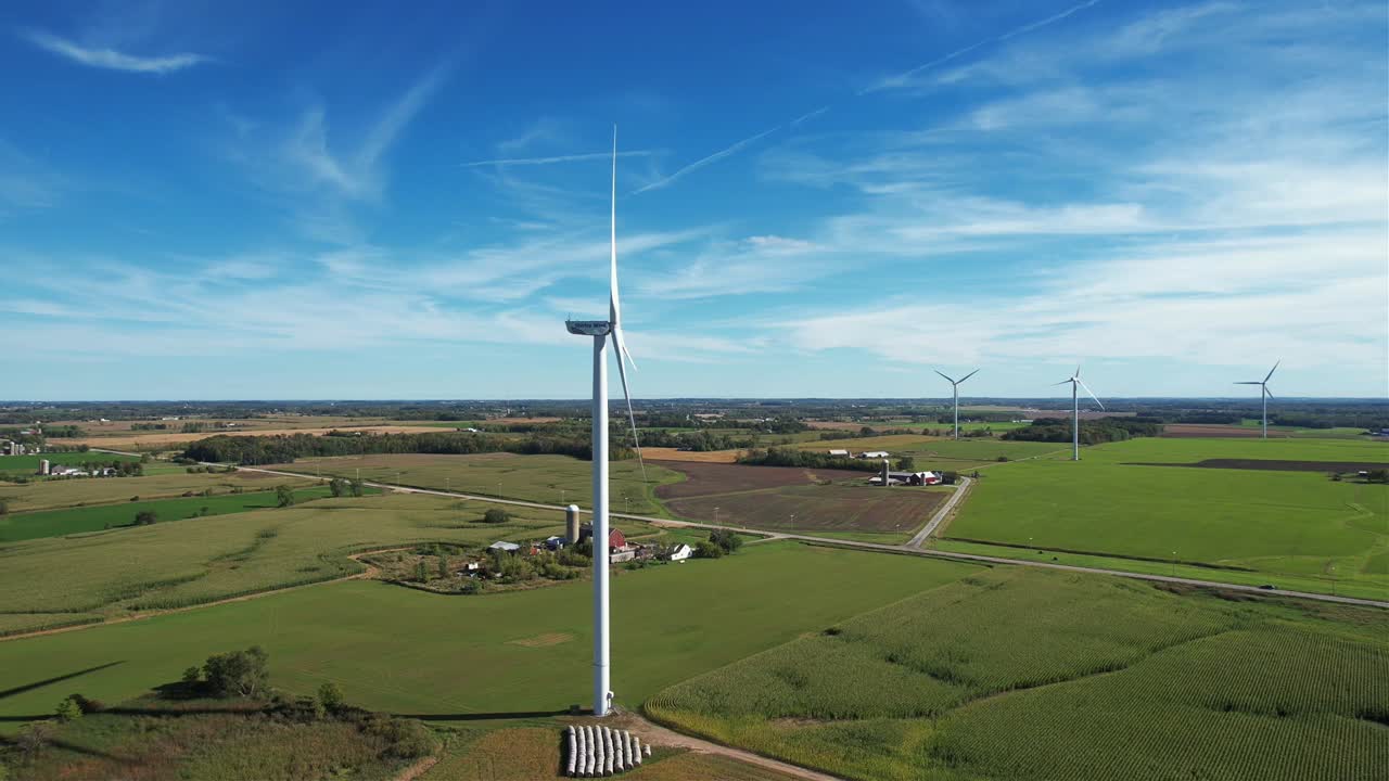 위스콘신 시골의 바람에 풍력 터빈이 분다