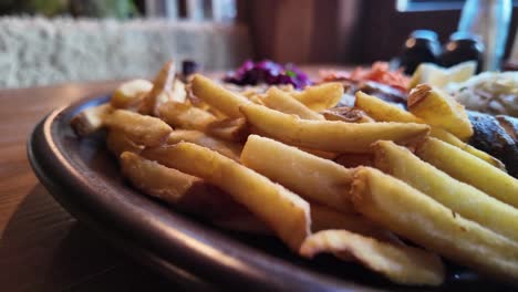 patatas fritas en un plato marrón en un restaurante