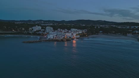 Vista-Aérea-Del-Roc-De-Sant-Gaieta-Y-Su-Muelle-De-Piedra-Al-Amanecer