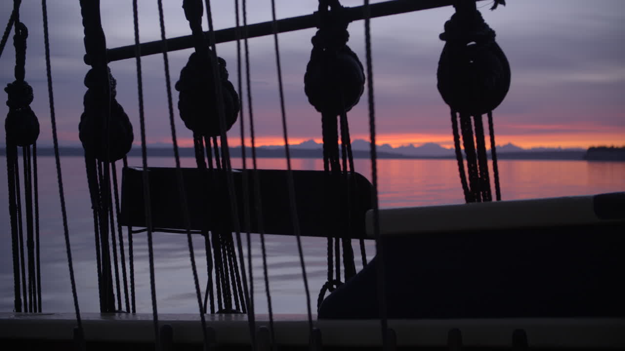 1700 년대 항해 선박이 해가 뜨고 있습니다.