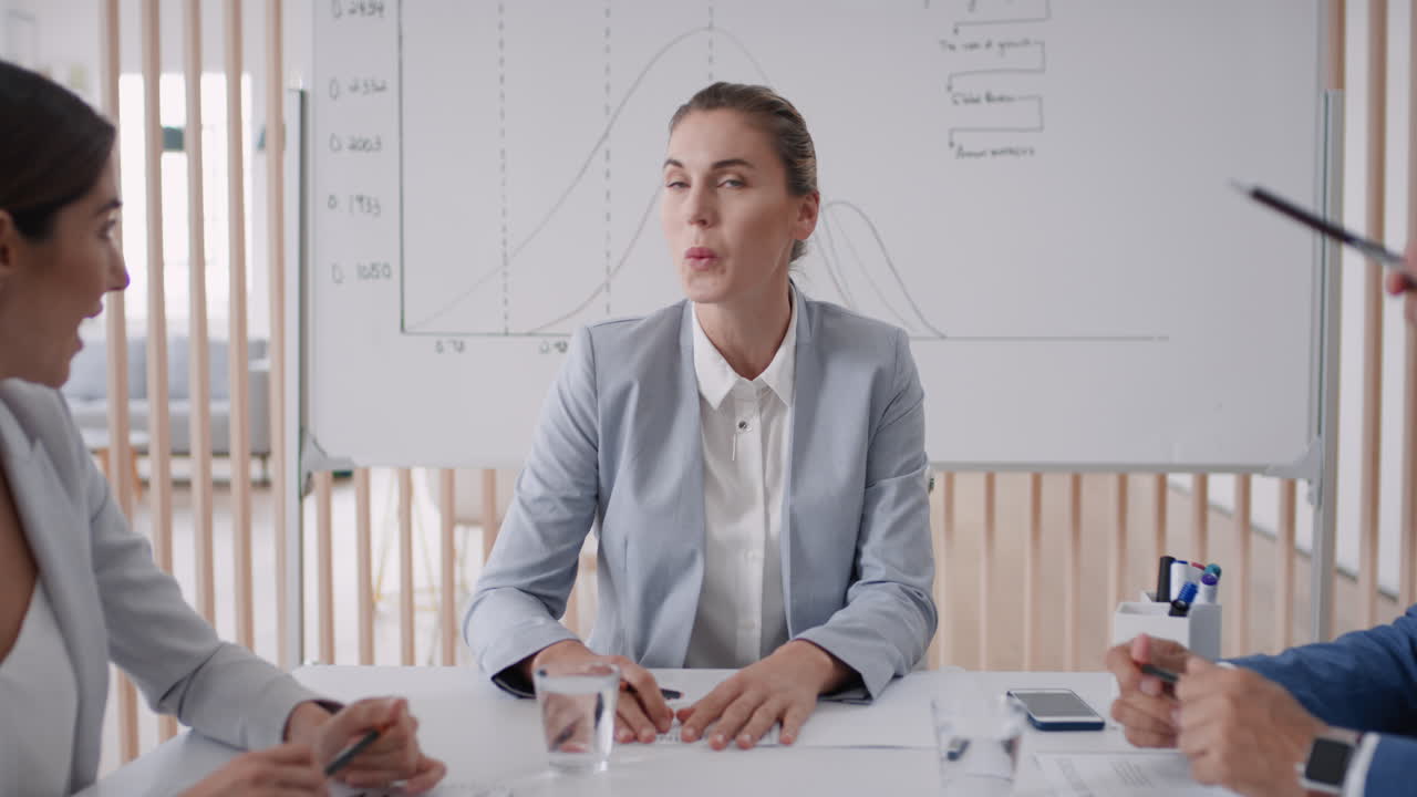 bellissima donna d'affari capogruppo riunione con i colleghi condivisione di idee creative per il progetto di avvio discussione della strategia aziendale in ufficio sala riunioni