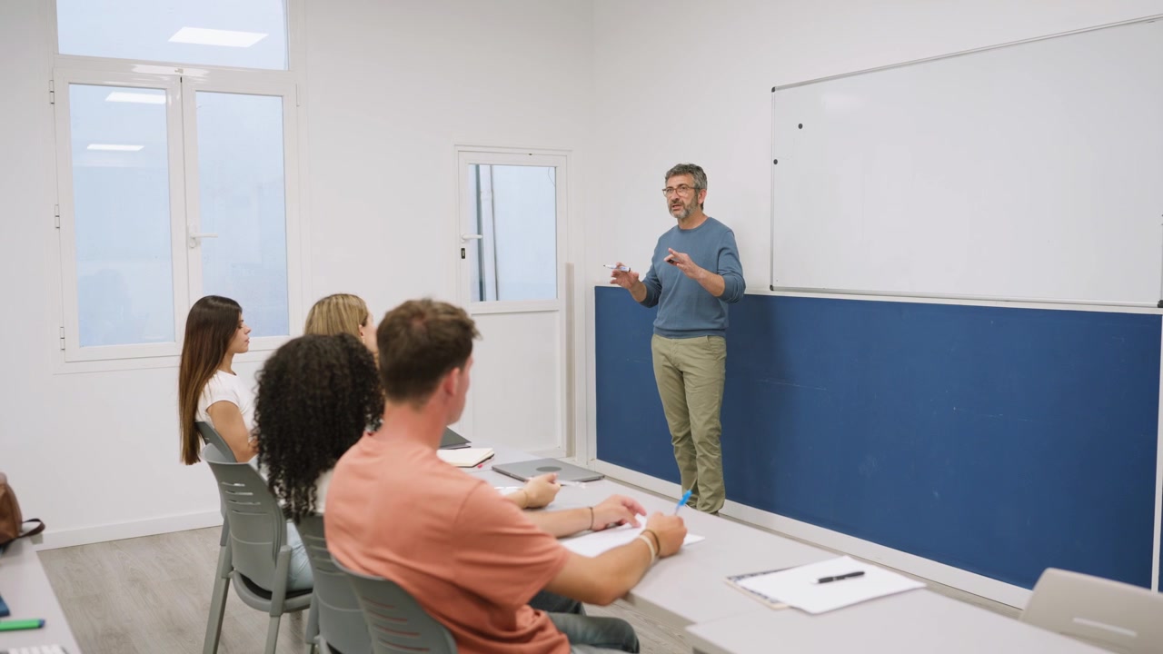 Insegnante che tiene una lezione a studenti in un'aula