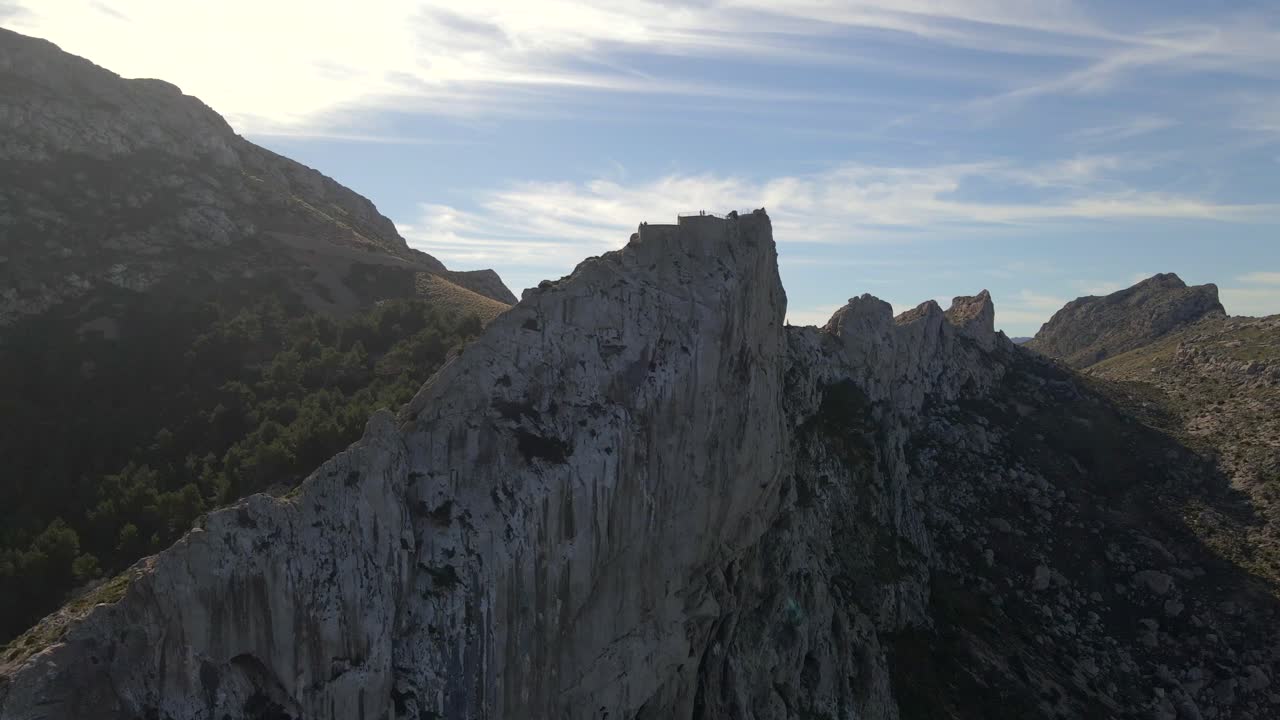 Esplora viste mozzafiato delle aspre montagne della Tramuntana dal Mirador Es Colomer a Pollensa, Maiorca. Vivi la serena bellezza della natura in una limpida giornata di sole