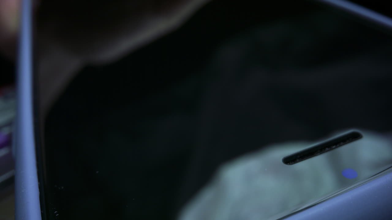 mujer pagando con un teléfono inteligente en la terminal de tarjeta de crédito