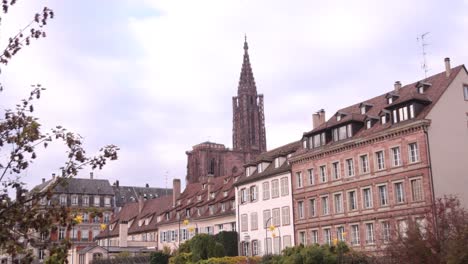 catedral de estrasburgo sobre el río en la región de alsacia de francia