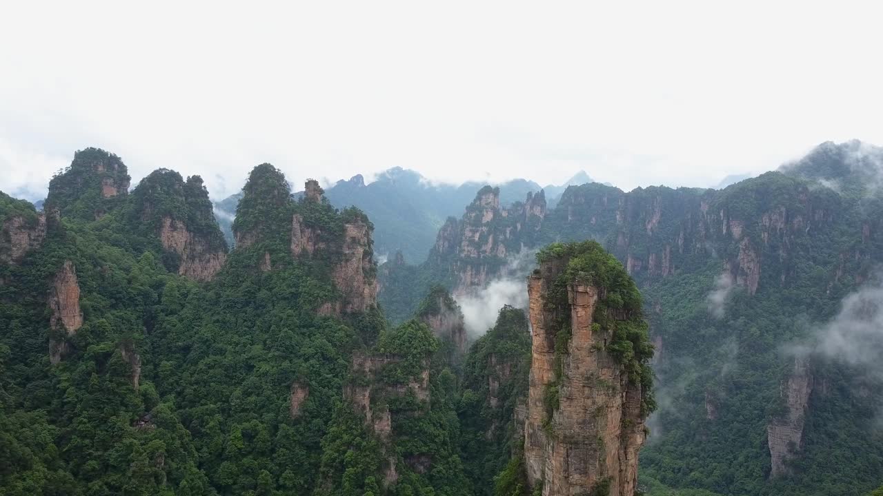 sobrevuelo aéreo de avatar hallelujah mountain en espectacular hunan, china