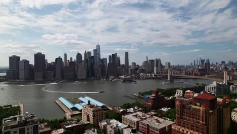 Skyline-Von-Manhattan-Mit-Brooklyn-Bridge,-4k-Luftaufnahme