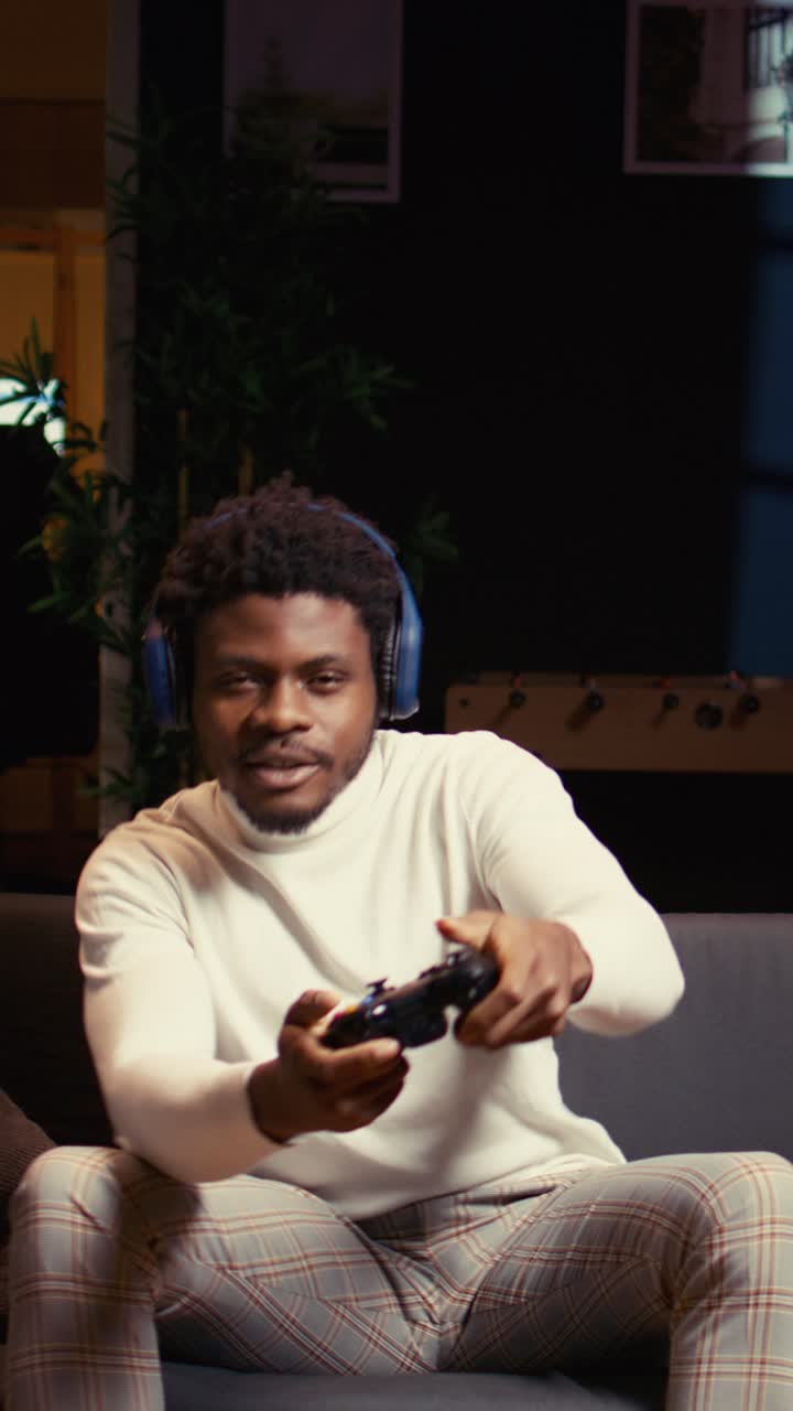 Vídeo vertical de gamer conversando com amigos on-line enquanto aproveita o jogo no console