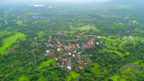 Hermoso-Pueblo-En-La-Estación-De-La-Colina-Verde