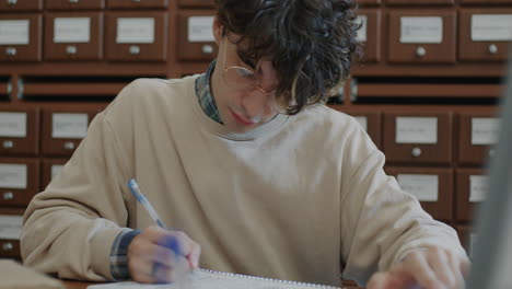 estudiante estudiando en una biblioteca
