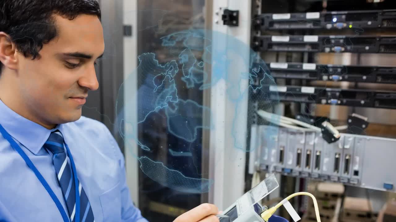 animación del globo sobre el hombre biracial en la sala del servidor