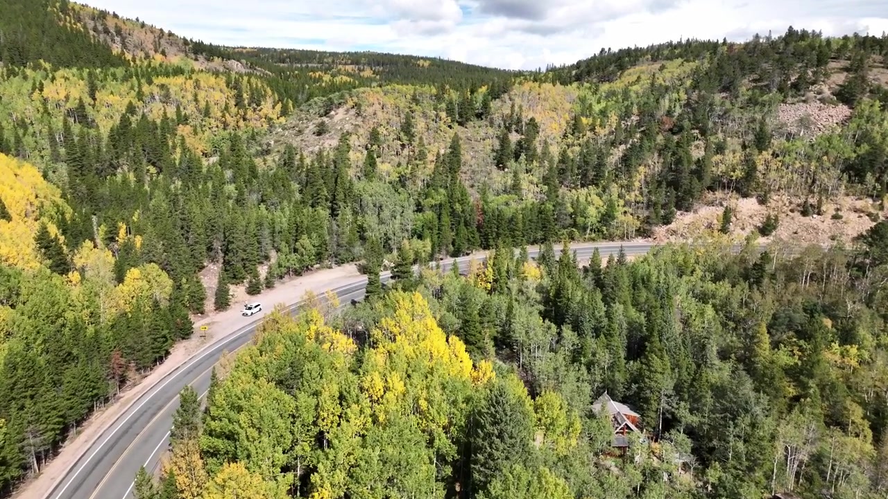 Breathtaking view of the Peak to Peak Highway in Colorado, inviting travelers to a scenic road trip adventure through the Rocky Mountains.