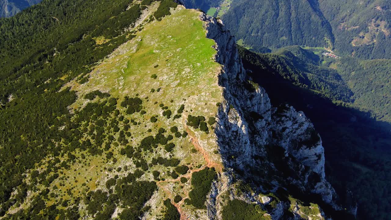 velika raduha es un impresionante pico montañoso en los alpes kamnik-savinja de eslovenia, que se eleva a una altitud de 2.031 metros