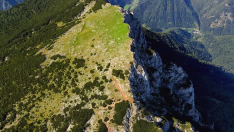 Velika-Raduha-Es-Un-Impresionante-Pico-Montañoso-En-Los-Alpes-Kamnik-savinja-De-Eslovenia,-Que-Se-Eleva-A-Una-Altitud-De-2.031-Metros