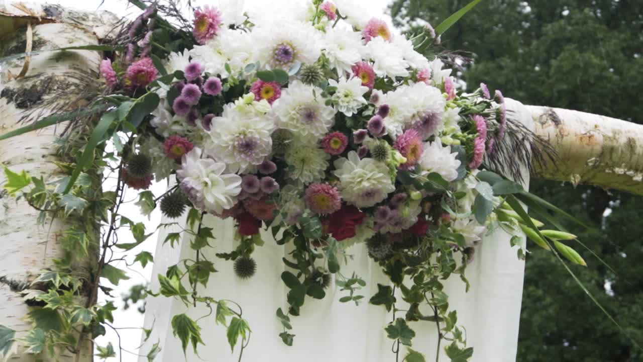 혼합 된 꽃 결혼식 장식 느린 클로즈업 팬 배경에 나무와 함께 버치 아크