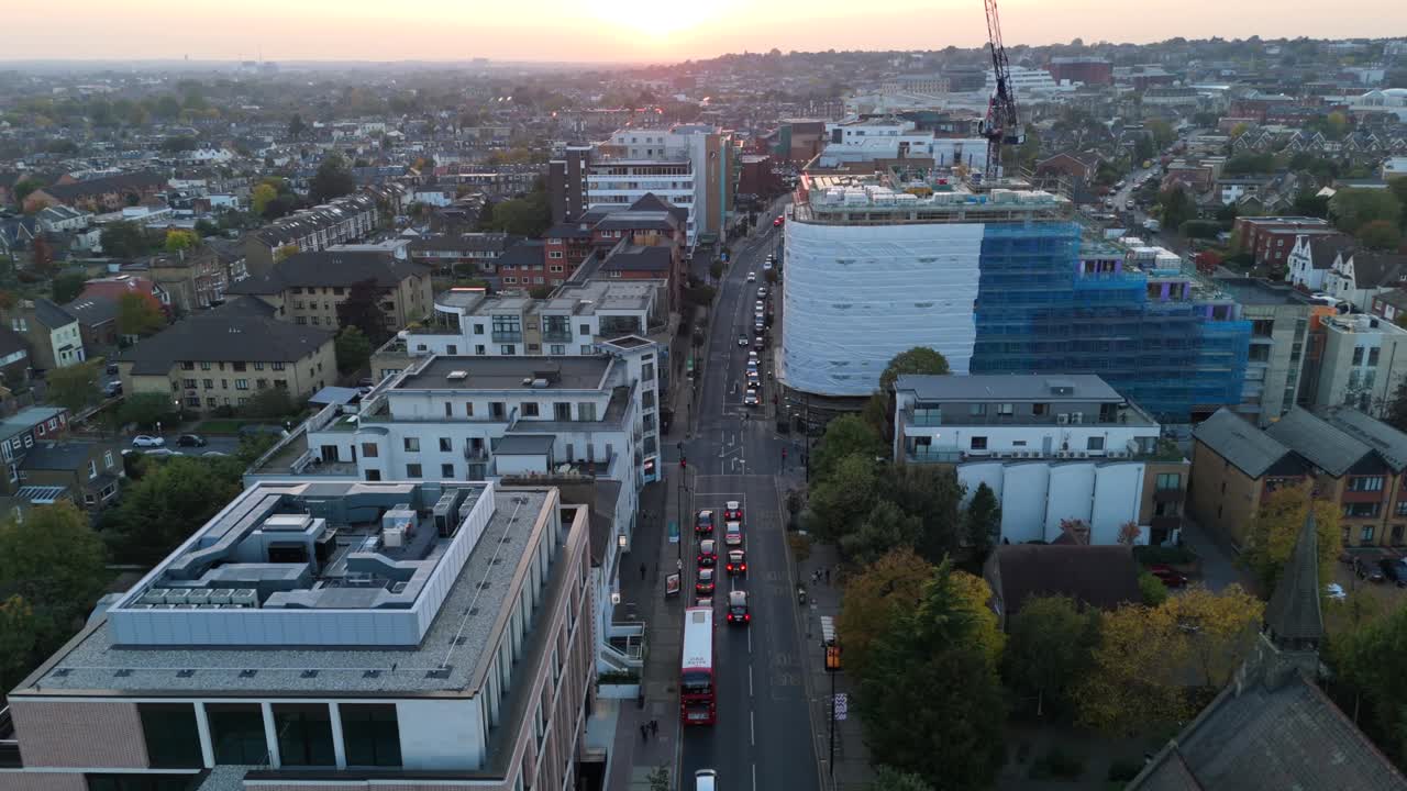 Panorama urbano di Londra con traffico, edifici e un grande cantiere edile durante l'ora d'oro, infrastrutture urbane e vita quotidiana frenetica