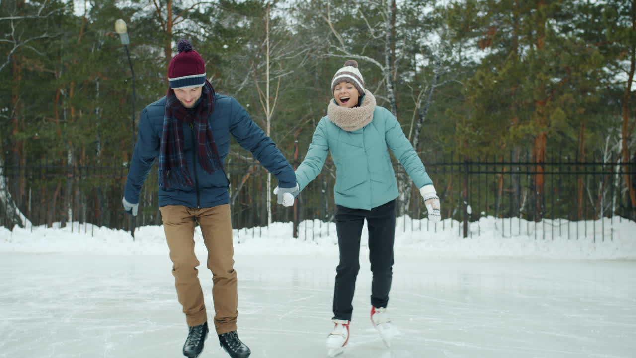 pareja patinando en el parque de invierno