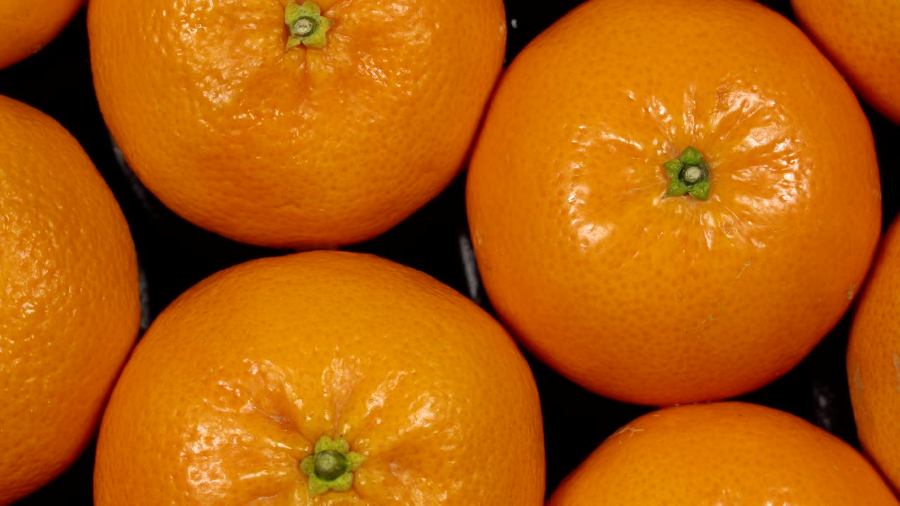 mandarinas frescas en una mesa negra