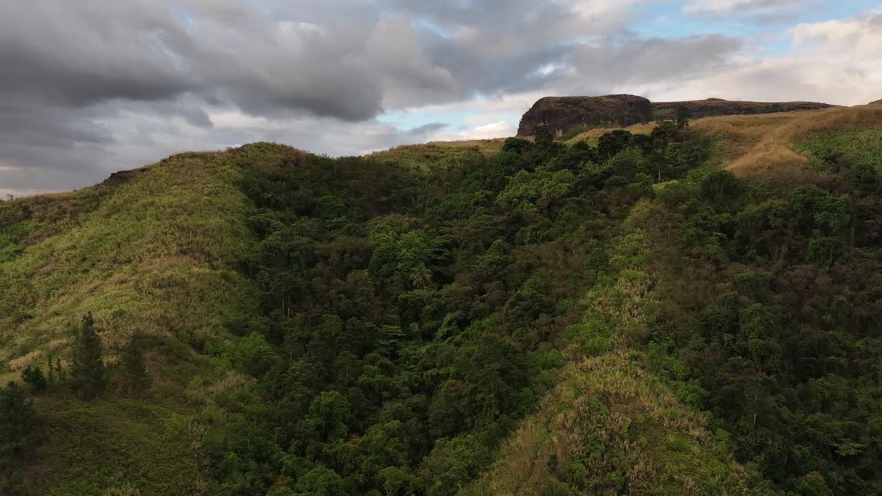 video del avión no tripulado sobre las montañas de fiji