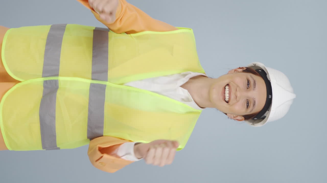 춤추는 엔지니어의 수직 비디오.