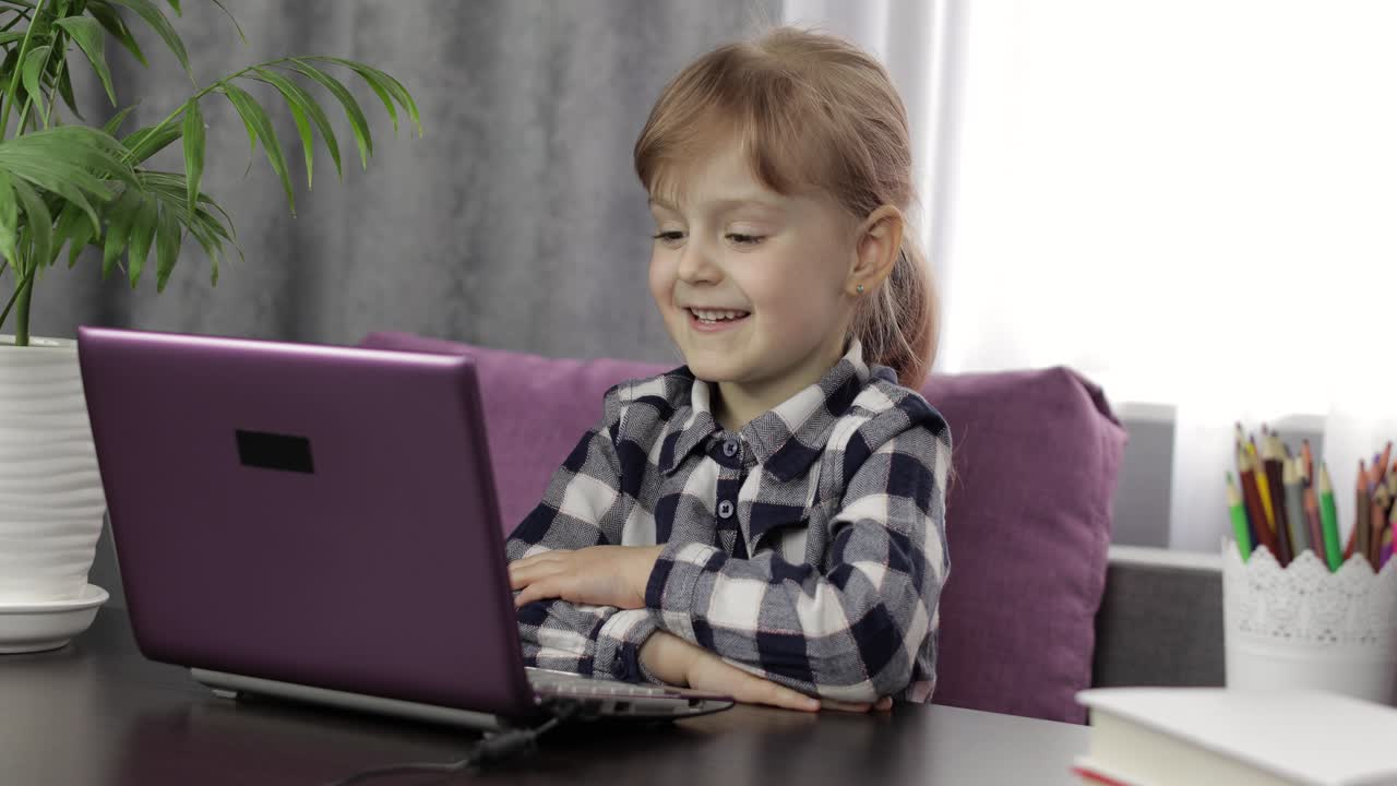 девочка учится онлайн с помощью цифрового ноутбука. дистанционное образование