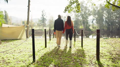 acampar, tomarse de la mano y la pareja en la naturaleza