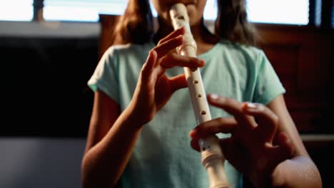 escolar tocando la flauta en la clase de música 4k