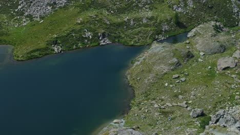 Superficie-Del-Agua-Del-Lago-De-Montaña-En-Temporada-De-Verano-En-Valmalenco-De-Valtellina-En-El-Norte-De-Italia.