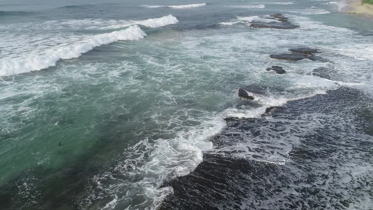 vista aérea. imágenes aéreas de drones de las olas del océano rompiendo