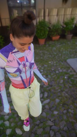 mujer elegante con trajes de moda coloridos