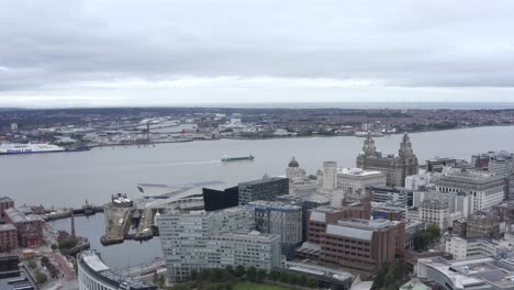 Drohnenschuss-Tracking-Boot-Im-Royal-Albert-Dock