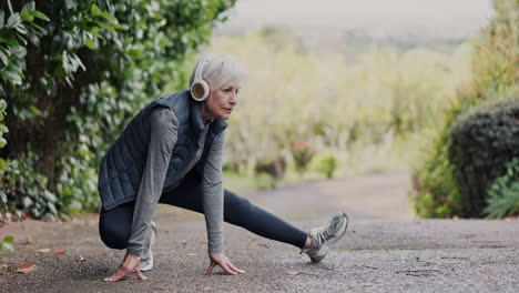 Fitness,-ältere-Frau-Und-Sich-Ausdehnender-Körper