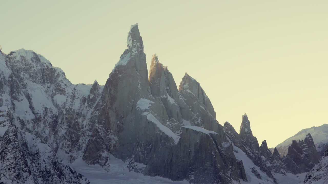 왼쪽에서 오른쪽으로 얼어붙은 세로 토레 산맥과 라구나 토레, 엘 텐, 파타고니아, 아르헨티나